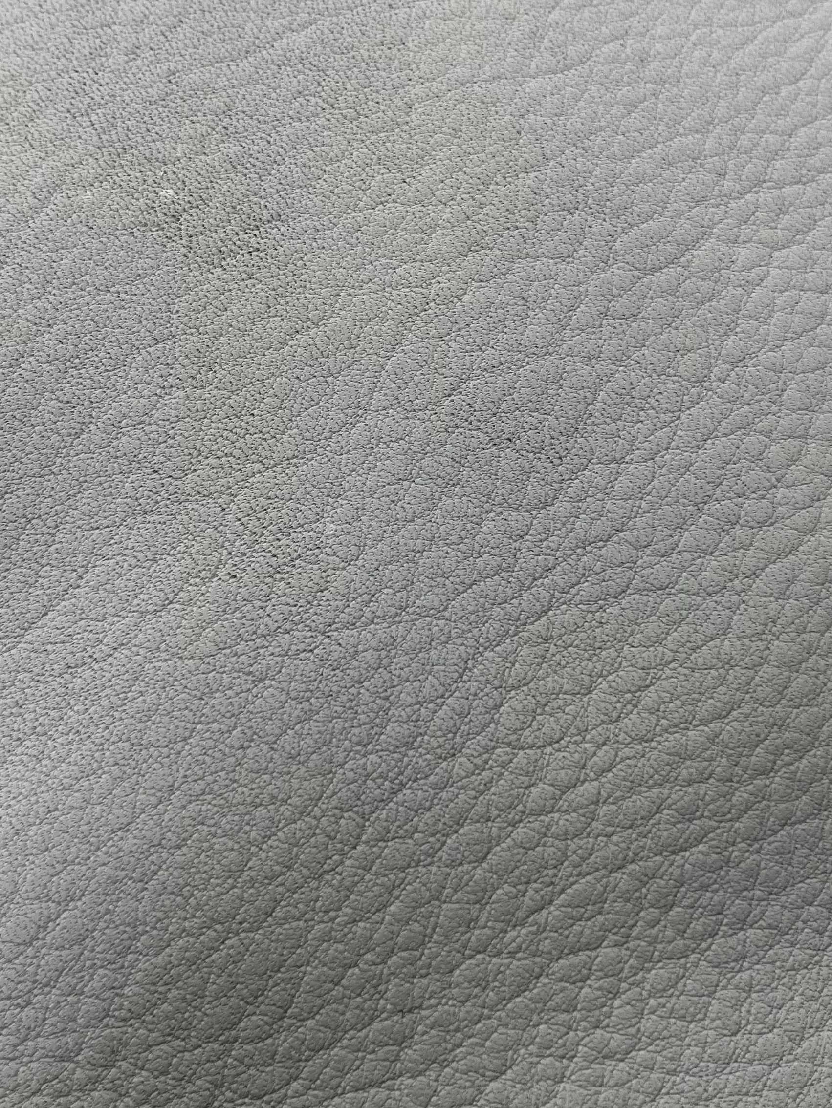  p>苯胺革,一种透明感的全粒面革,采用苯胺革的居多,价格昂贵. /p>