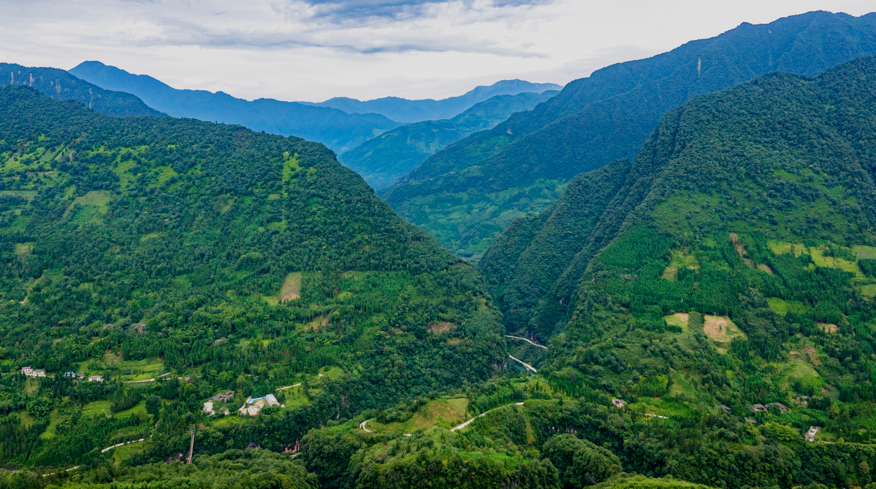  p data-id="gnbih2quvx">龙门山脉属横断山脉,位于四川盆地西北边缘