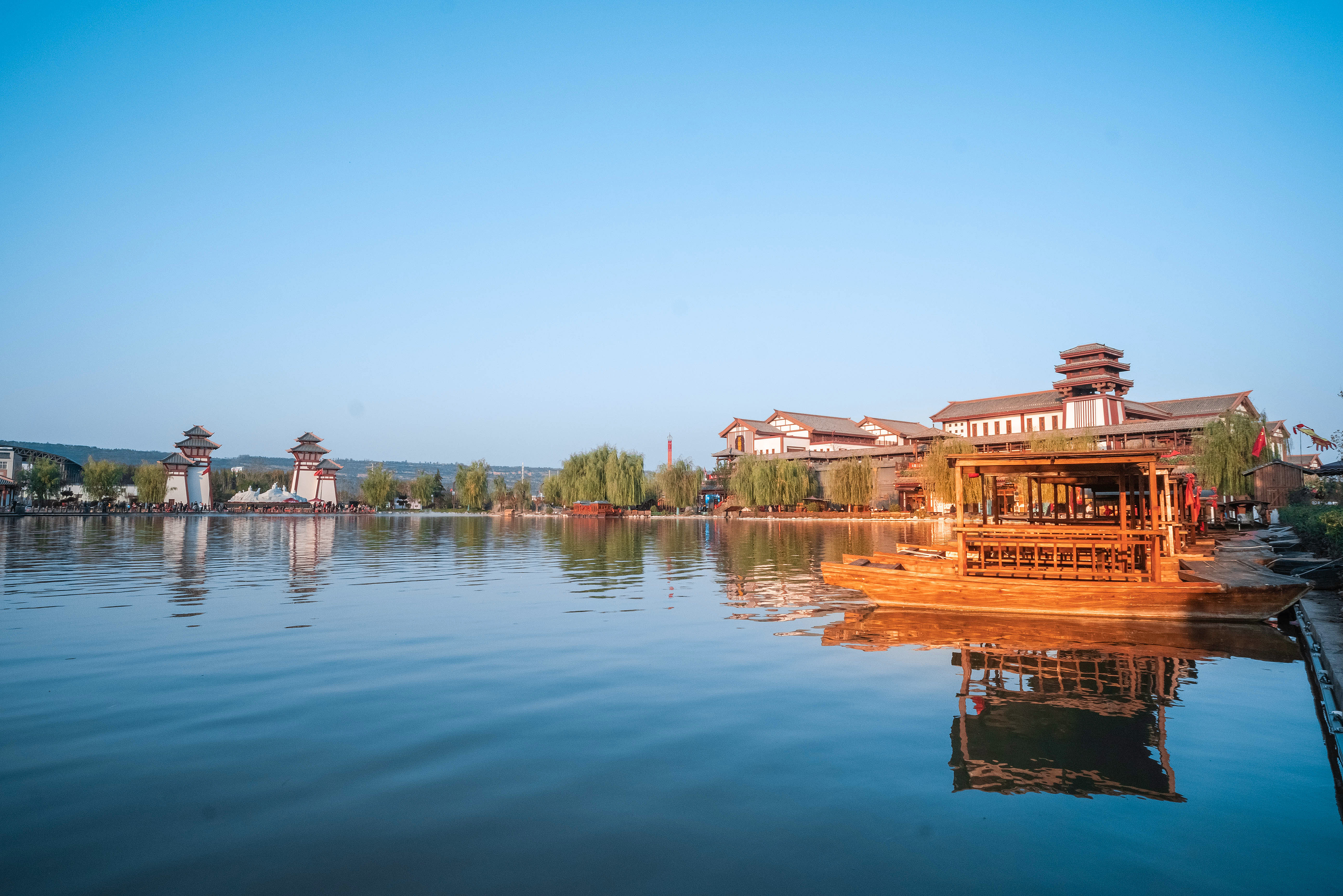 三国小镇地处 a target="_blank" href="/item/陕西省宝鸡市/15751630