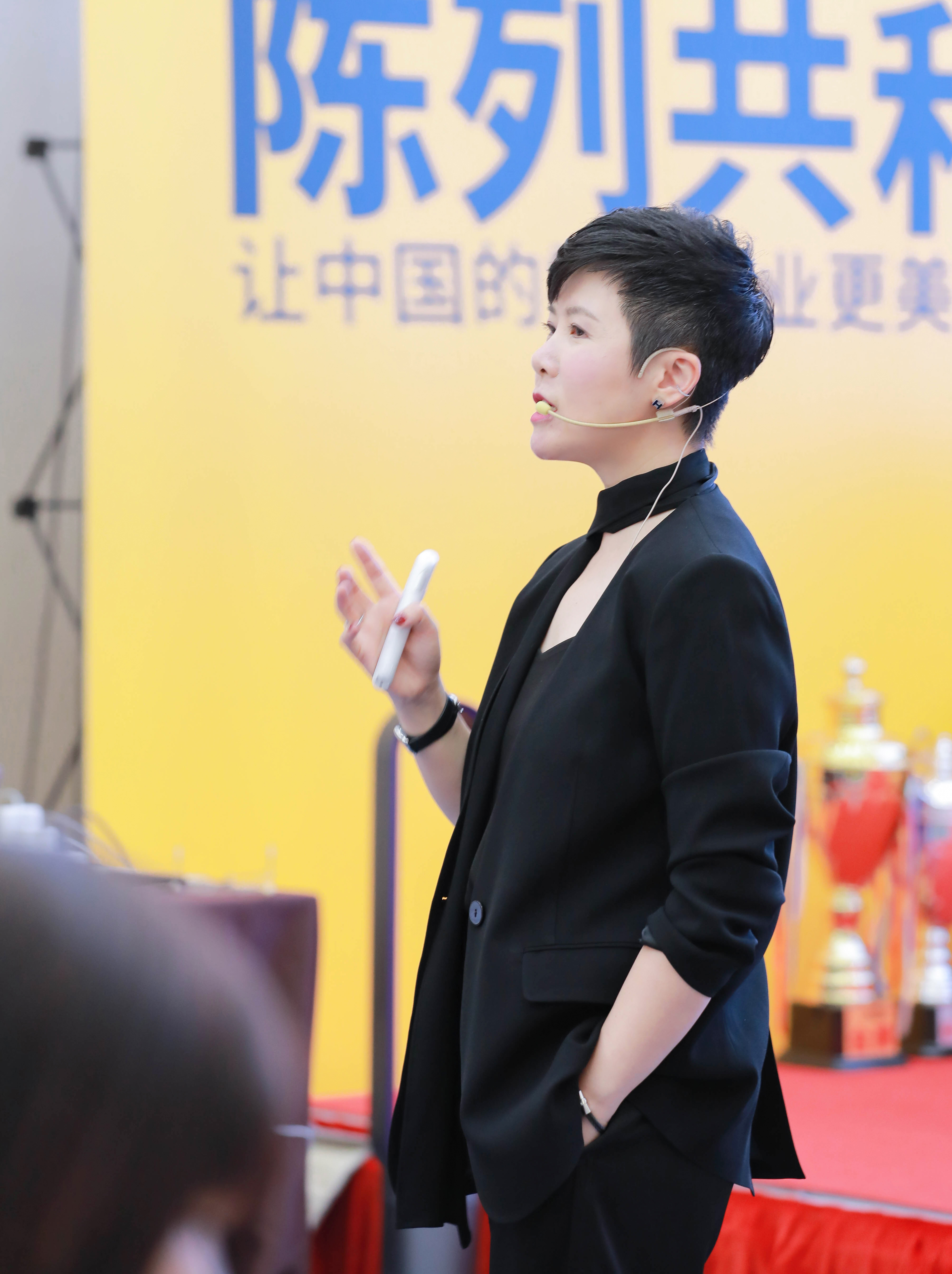 7f5dc">钟晓莹, a target="_blank" href="/item/陈列共和/22336477"