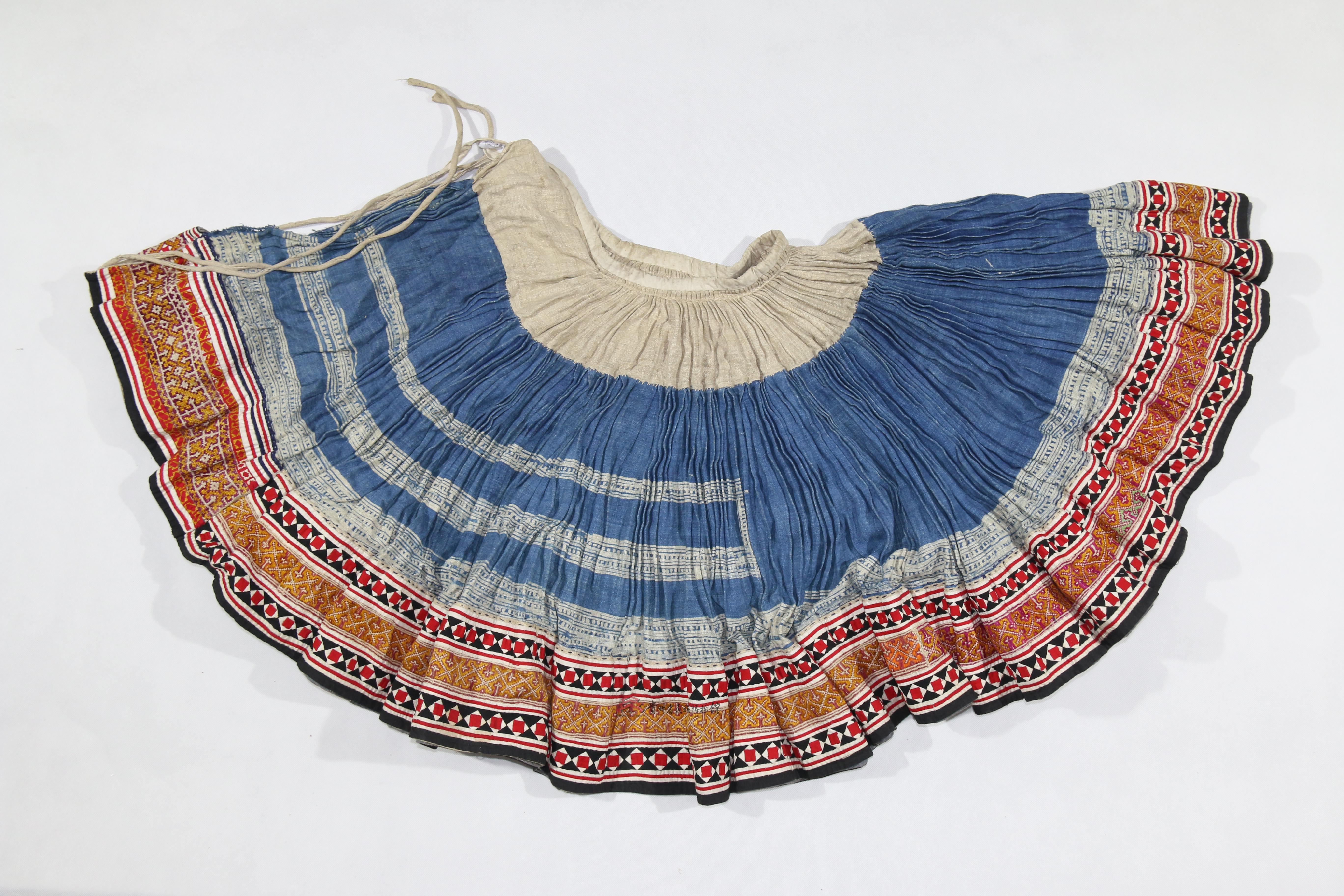 当代四川古蔺苗族蜡染挑花百褶裙