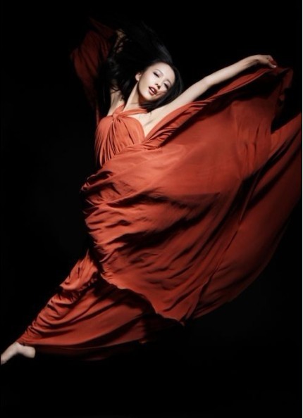  p>佟丽娅,1983年8月8日出生于新疆伊犁察布查尔,中国内地影视女演员