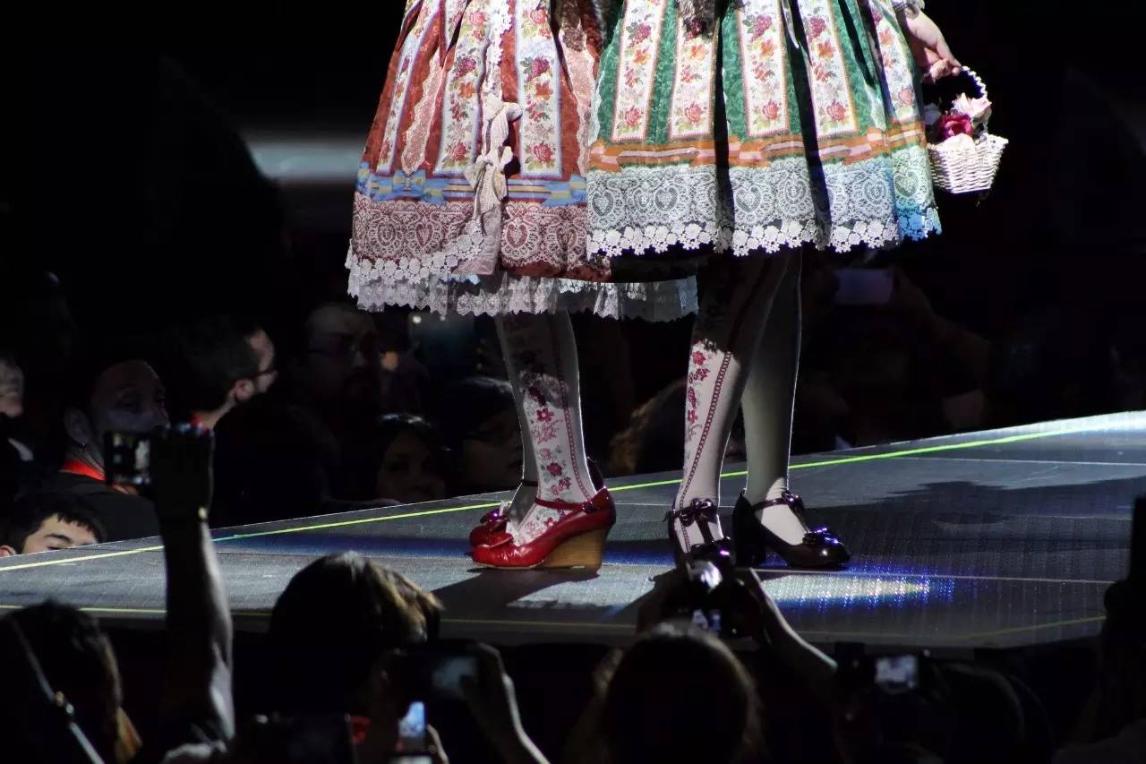 如果路上看到穿这种衣服的姑娘 请你不要偷拍她们 百科ta说