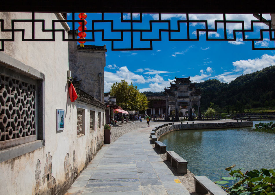 2,西递古镇是安徽省的四大古镇之一,位于黟县东部,是明清古建筑保存