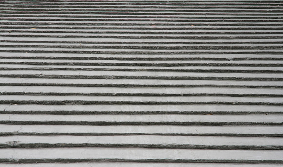  p>礓嚓拼音是jiāng cā,为增加坡道,斜道的磨擦力,在坡道,斜道上用