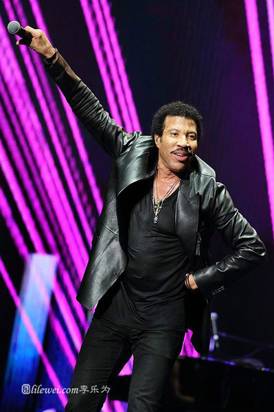  p>莱昂纳尔·里奇 i>(lionel richie) /i>,1949年6月20日出生于美国