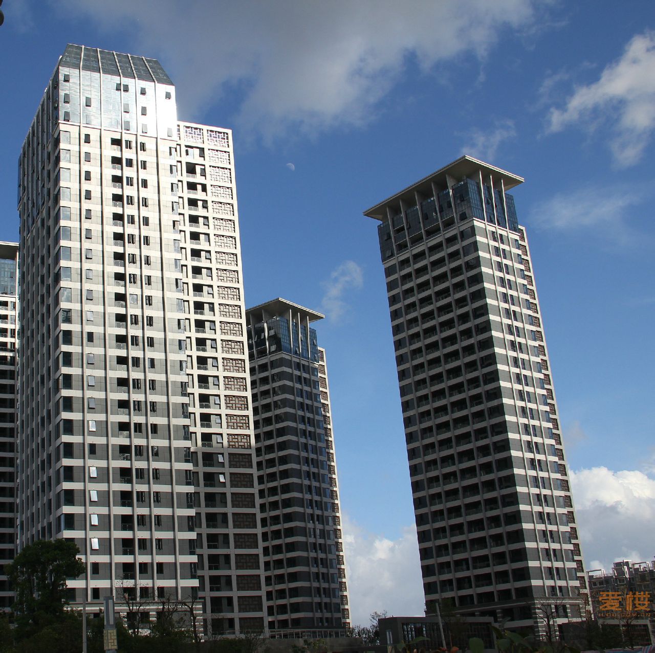  p>世欧上江城项目位于福州市仓山区,鳌峰大桥的东侧,北面为闽江,并