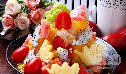 与杂果宾治不同的是,杂果冰不会加入红色的色素,以及杂果冰会有相对