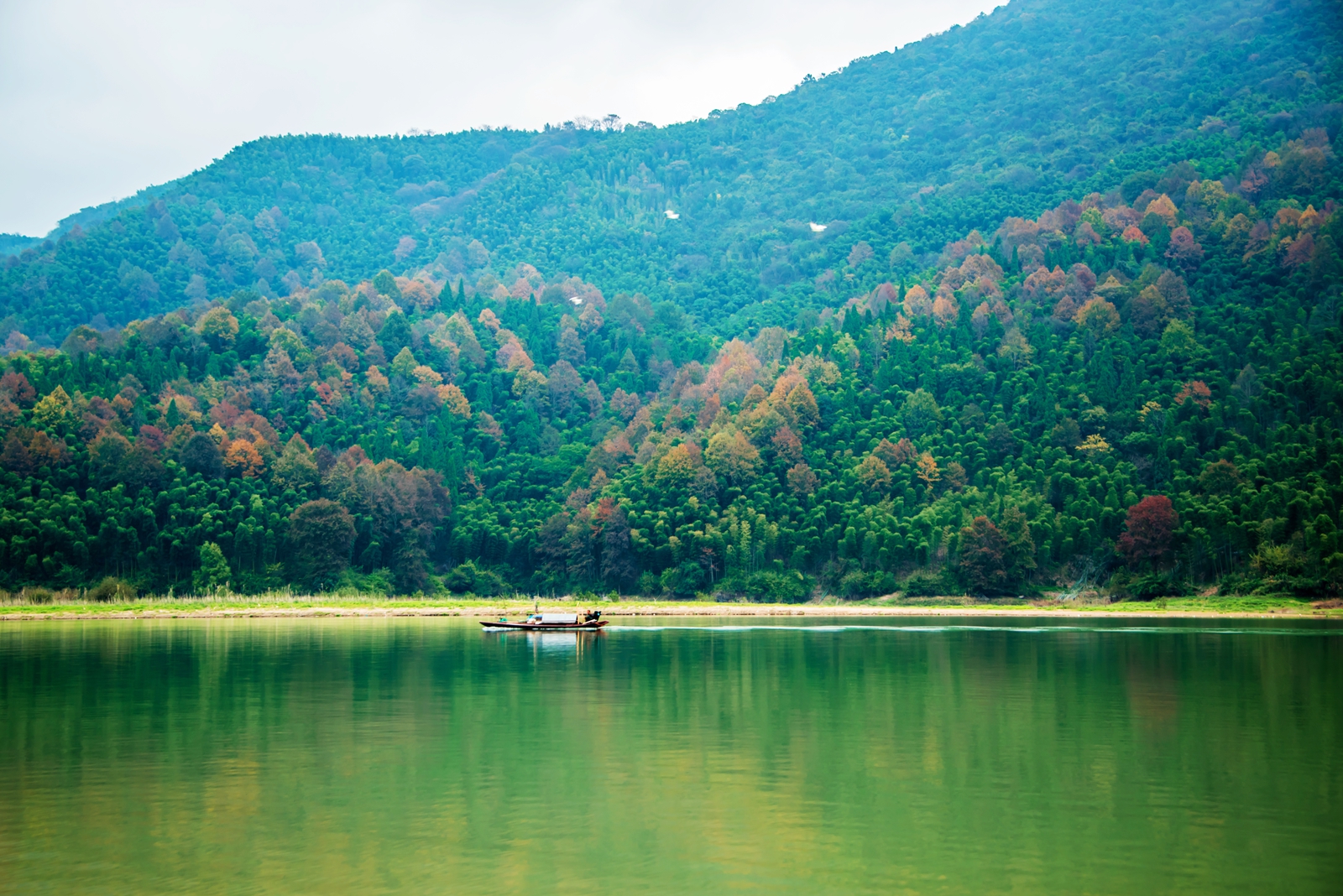  p>陆水湖是国家级重点旅游风景名胜区,位于湖北赤壁市,因三国东吴