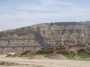 坚硬岩石受侵蚀较慢而相对高起,形成沿断层线突起