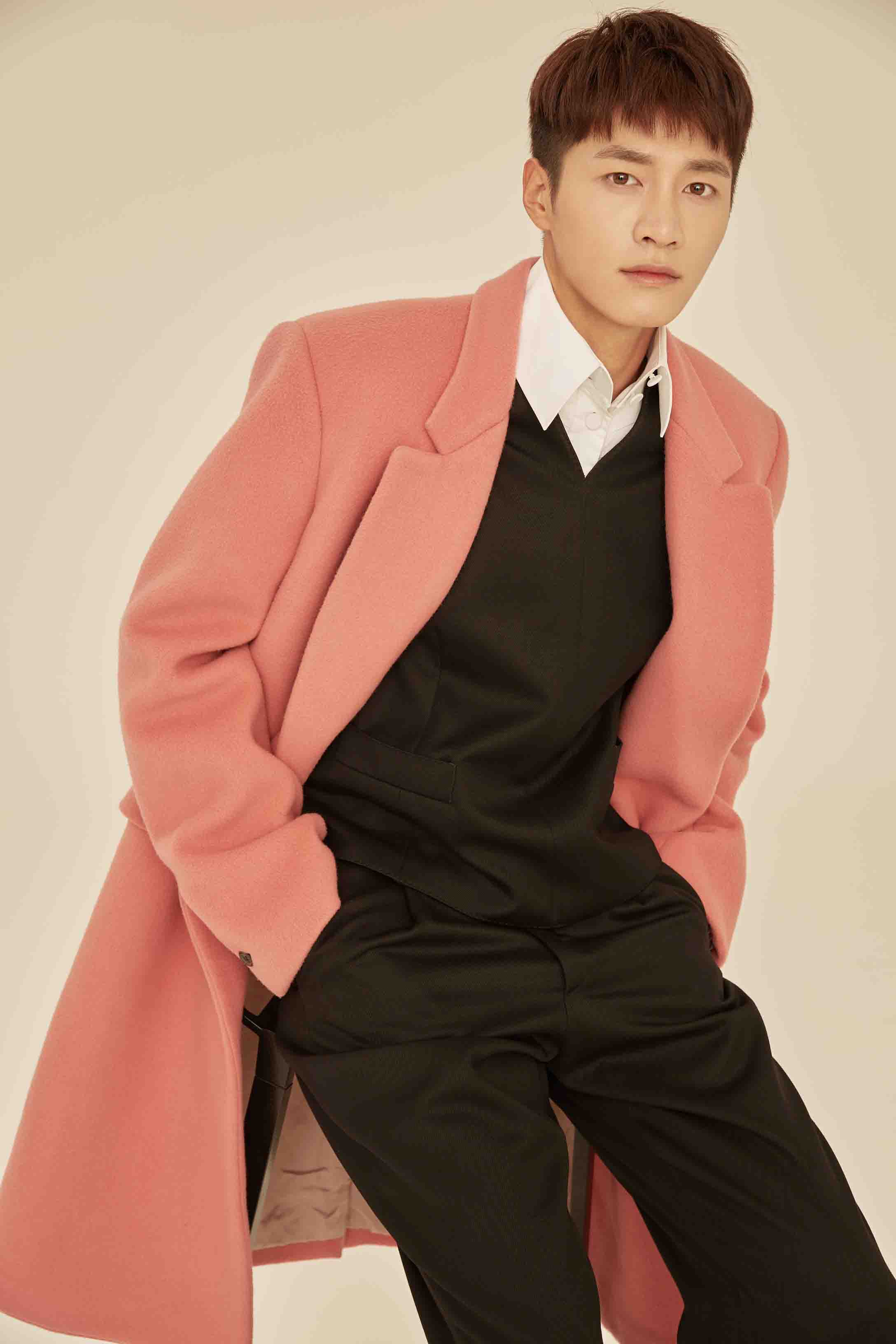 3e">金泽(张家玮),1993年1月30日出生于山东省威海市,中国内地男演员