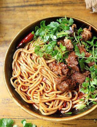  p>香菜肉末面条是以面条,牛肉馅为主料,香菜为配料的一道主食. /p>