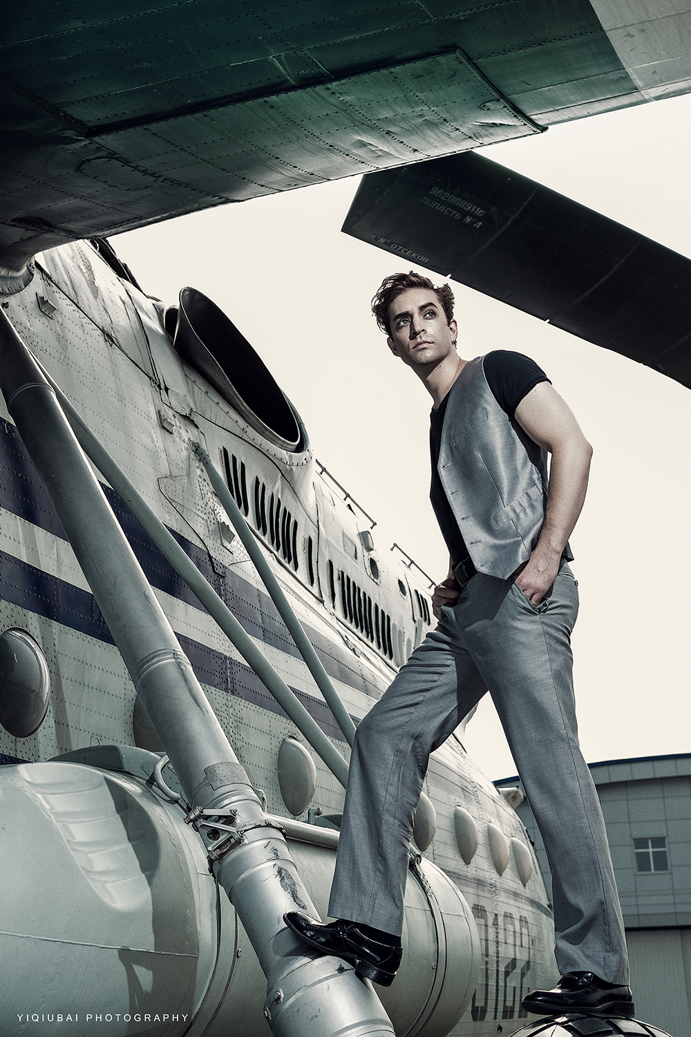 b4if">闫龙飞,1980年4月3日出生于墨西哥城,在中国发展的墨西哥男演员