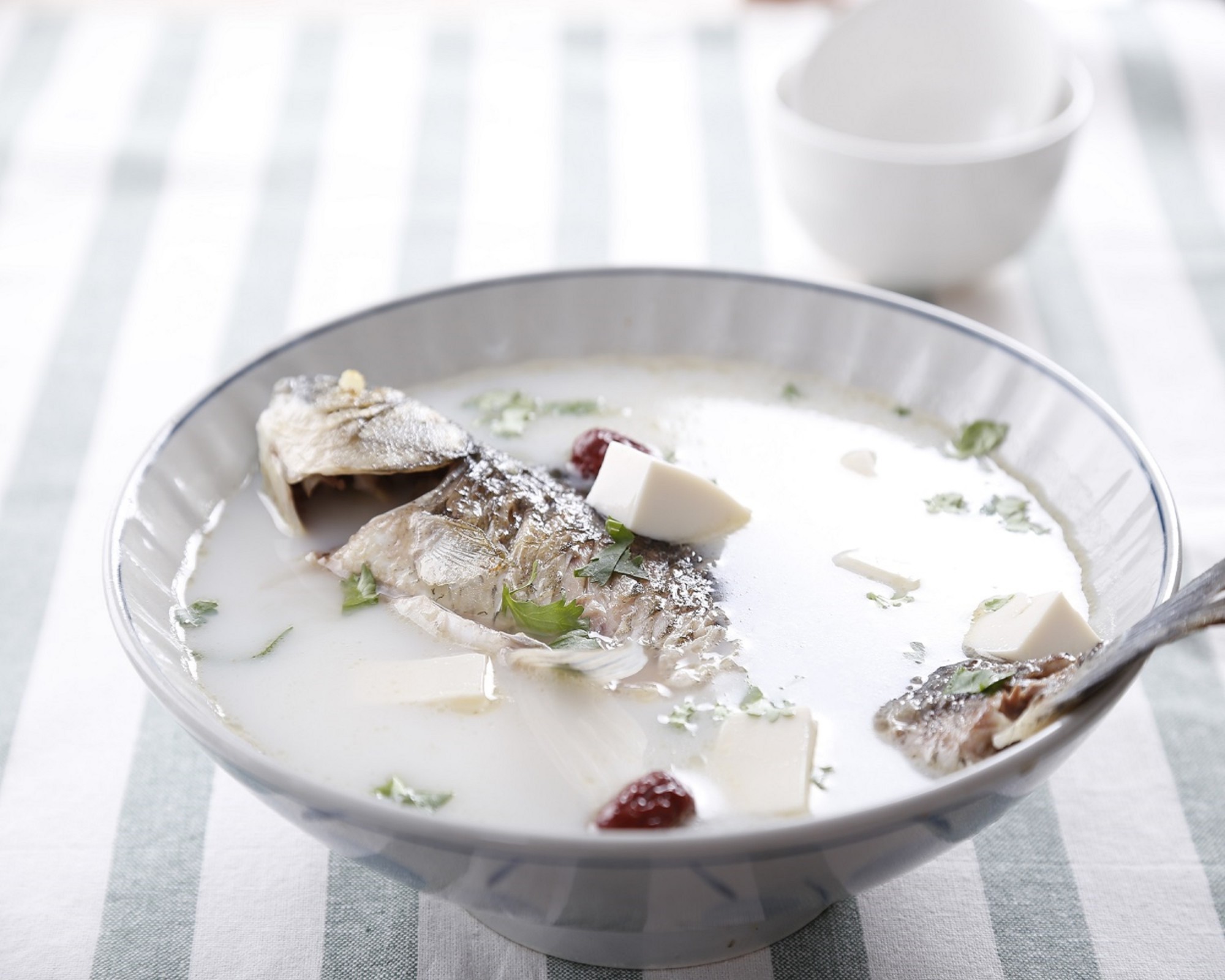  p>发奶鲫鱼汤是一道由鲫鱼,嫩豆腐等食材制成的汤. /p>