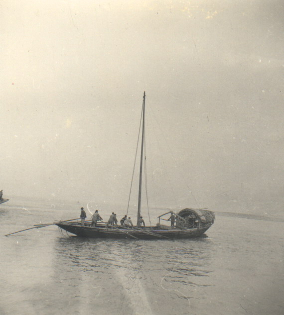  p>舵笼子是一种人力木船,在长江内河航运史上历史悠久,曾经是航行于