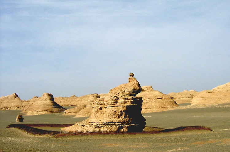  p>纵向沙垄,由风沙堆积的轴向与主要风向相平行的长条形垅状堆积地貌