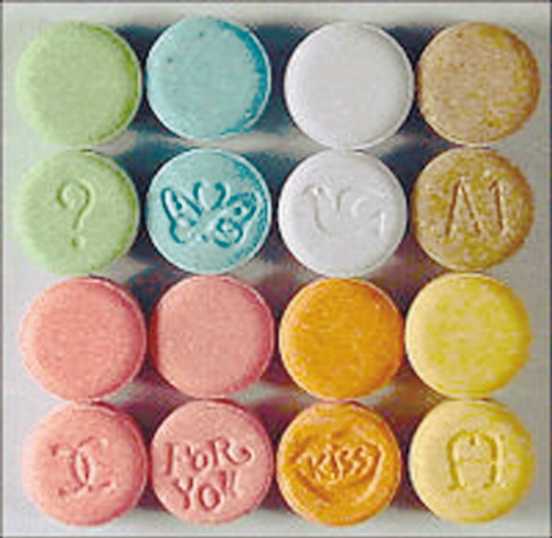  p>摇头丸,是一种人工合成毒品,一般以mdma(3,4-亚甲基二氧甲基苯丙胺