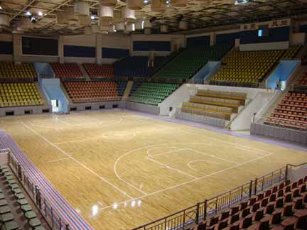 篮球场地无土质.现在的篮球比赛场塑胶地面的使用较少.