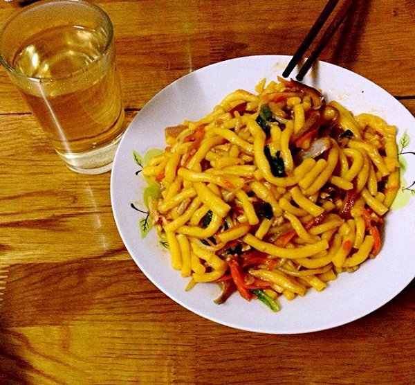  p>在丹东炒叉子最具特色的就是在秋季丹东特有的黄蚬子收获时,用黄