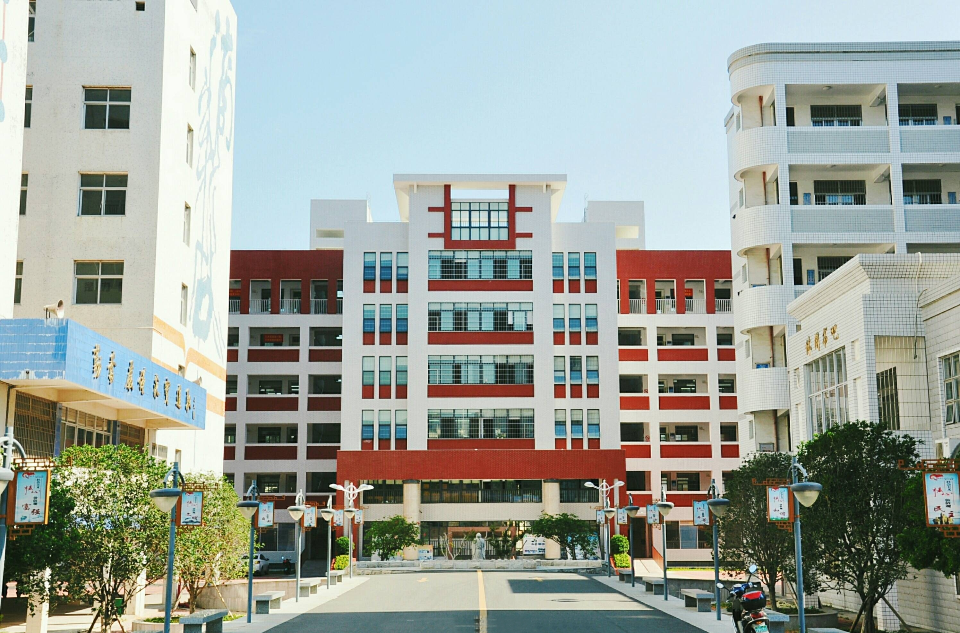 8 middle school of fujian),简称漳州八中,是 a target="_blank"