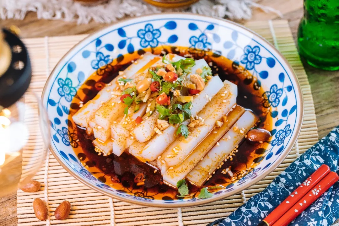  p>伤心凉粉是四川省的一道著名的客家小吃;伤心凉粉一说有二解:一为