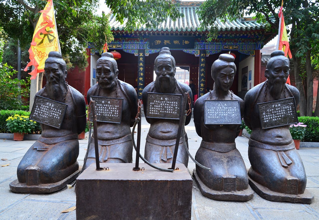 通敌卖国的秦桧在岳飞墓前跪了八百年，秦桧后人：跪太久，要站着_百科TA说