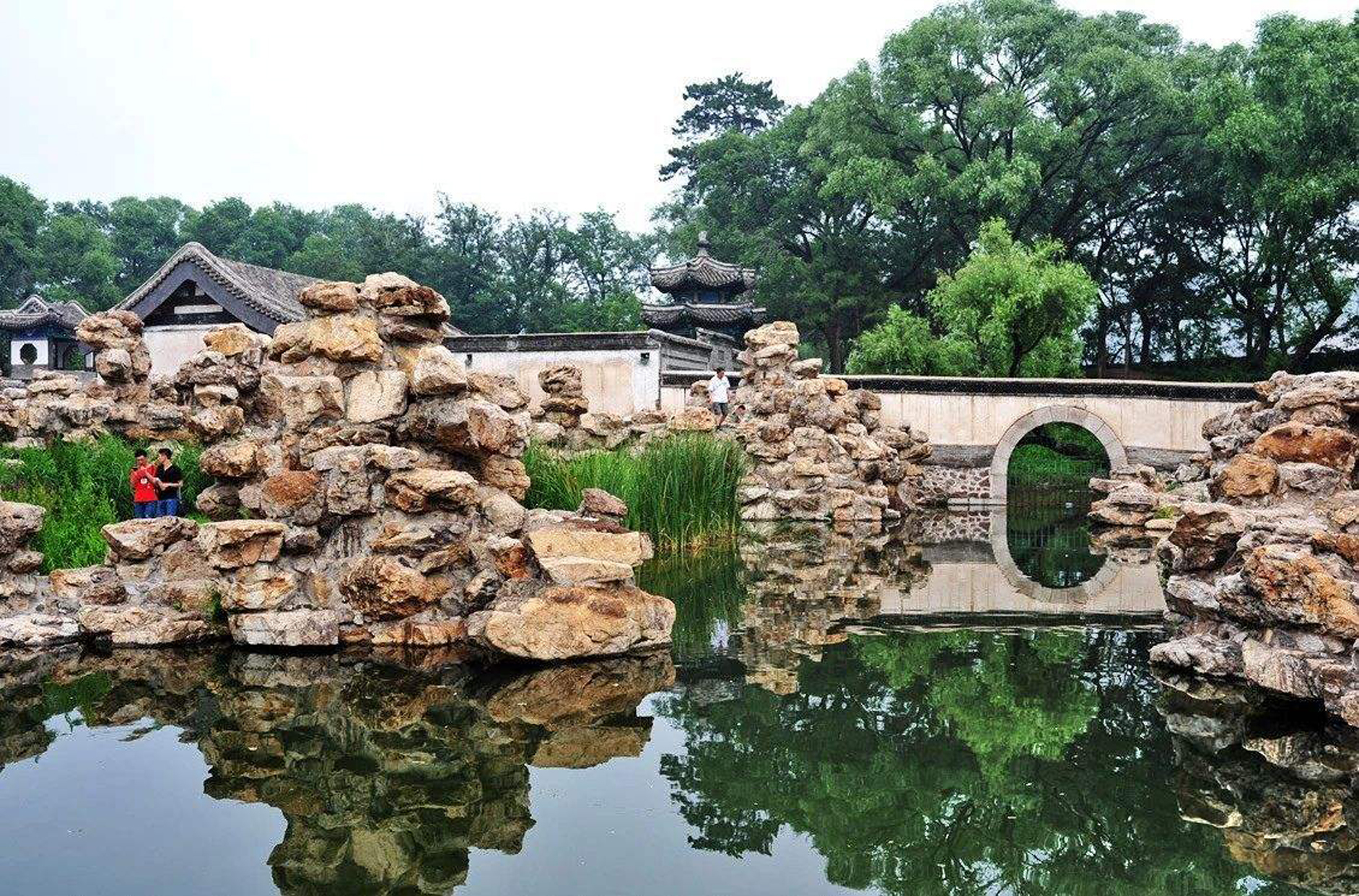  p>狮子林始建于元代至正二年(1342年),是中国古典私家园林建筑的代表