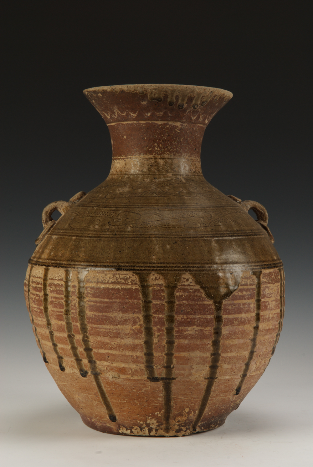  p>此展品为汉代瓷器,器身上半部以弦纹分隔装饰带,下腹部布满瓦棱纹.