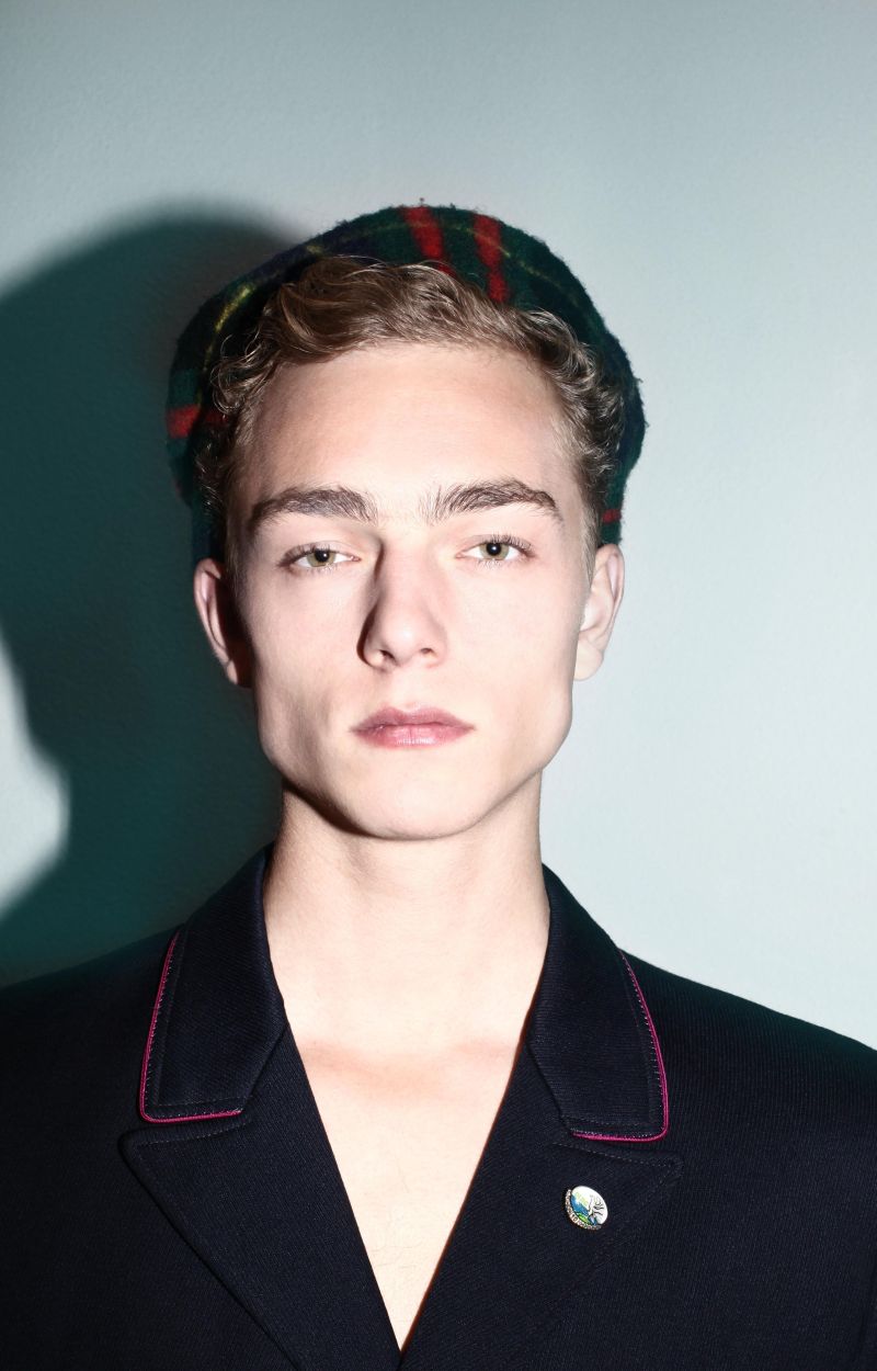  p>天生拥有一副迷人的绿眼睛和一头金发,处处散发着迷人的气息