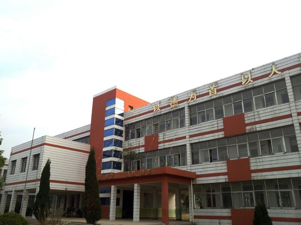  p>嘉鱼县簰洲湾镇联合小学原建于1951年,前身校名分别为东风小学