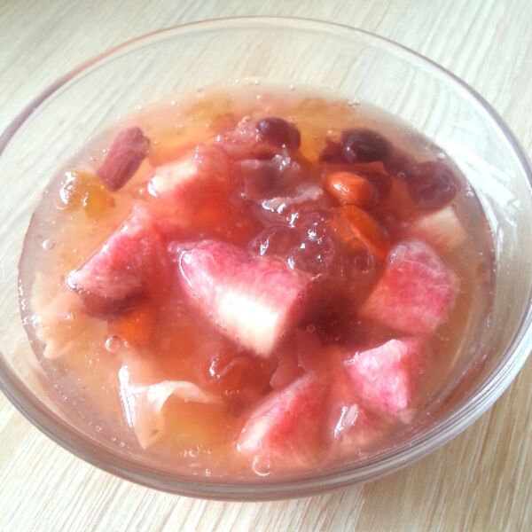 id="gnwklph2bf">桃胶水果捞是一道水果点心,主要原料有桃胶,桃子