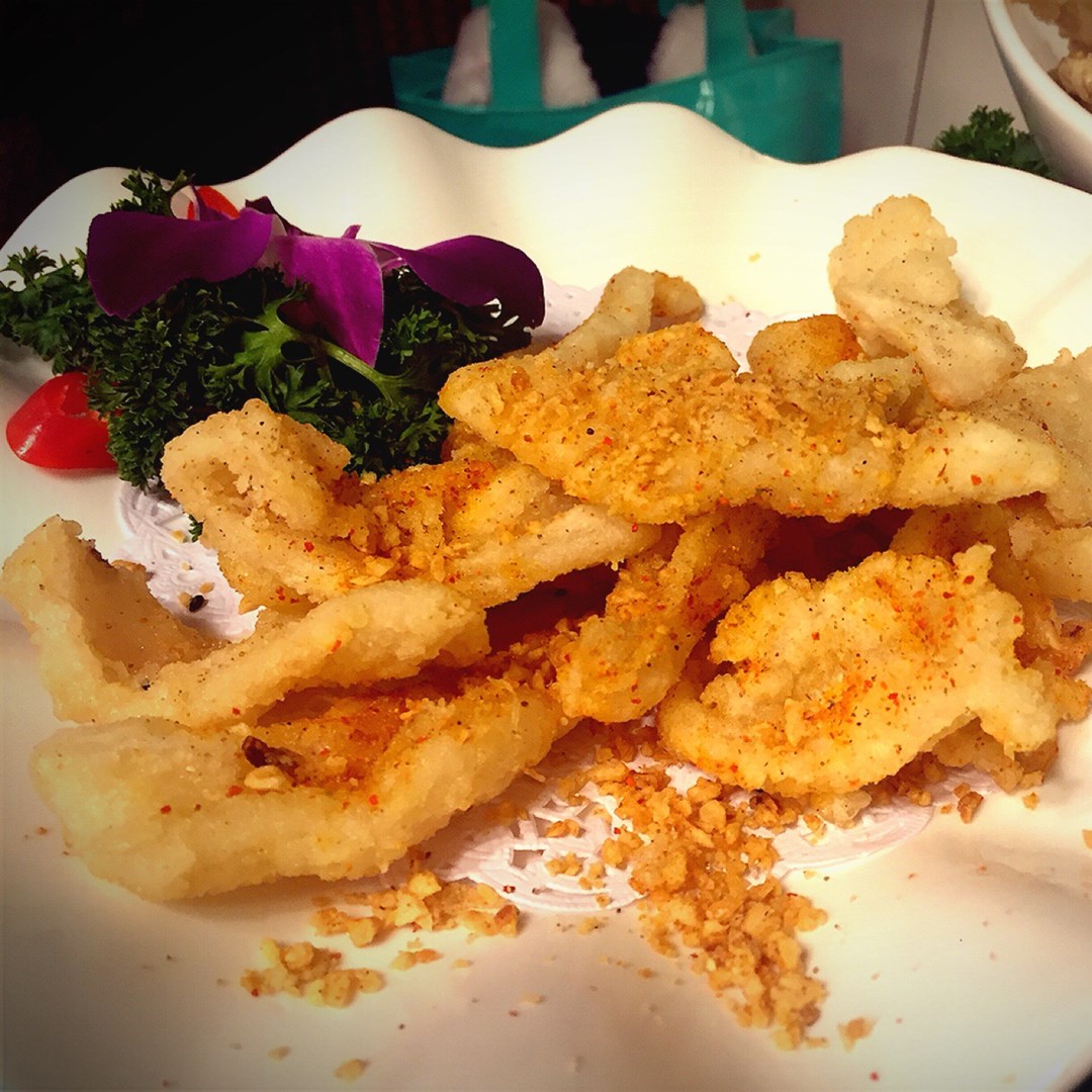 椒盐鲜鱿是一道美食,主要原料为 a target="_blank" href="/item/鱿鱼