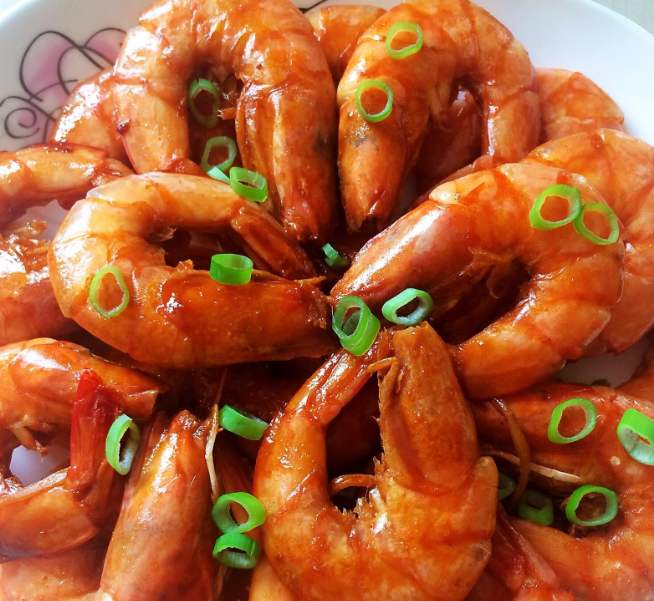 香辣虾是一道家常菜,制作原料主要有河虾,青红椒,葱,姜,蒜,老干妈辣酱