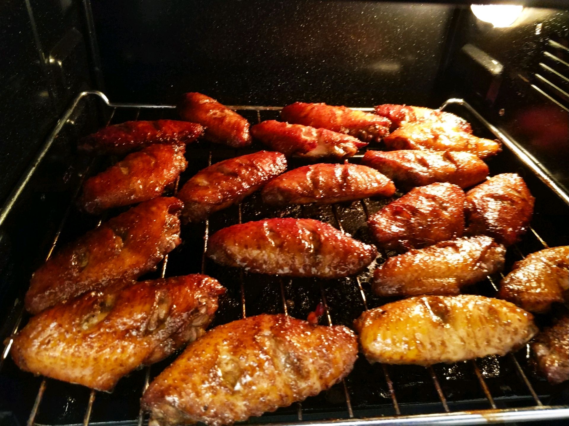  p data-id="gn7q75yhzh">蜜烤鸡翅属于烤箱/微波,主料是鸡翅,柠檬