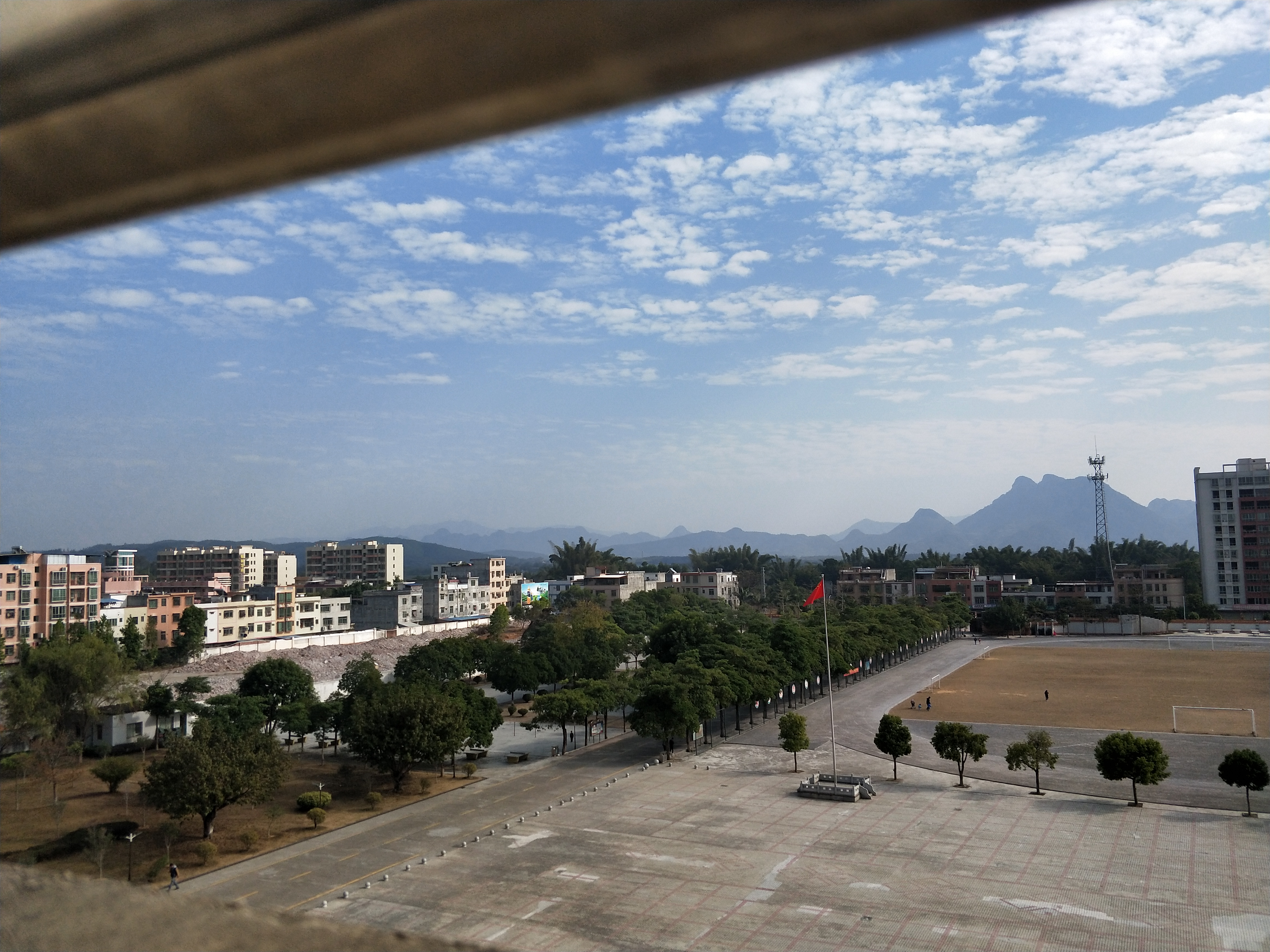  p data-id="gnatlry8gy">英西中学,地处于广东省清远市英德市浛洸镇