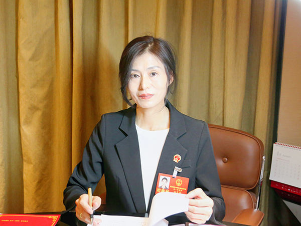 白素芳,甘肃省人大代表,平凉二中教师