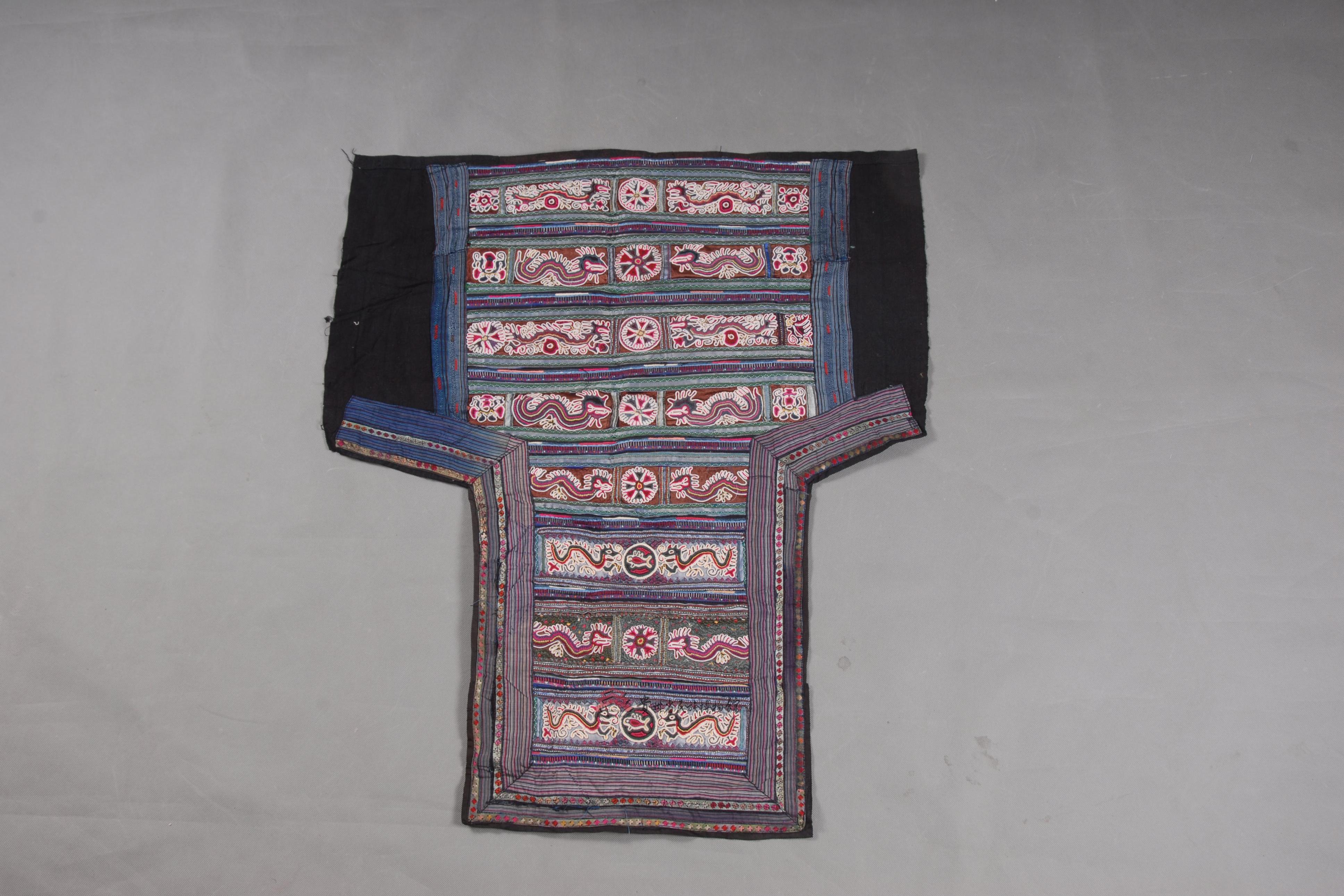 当代台江苗族打籽绣双龙抢宝纹背扇