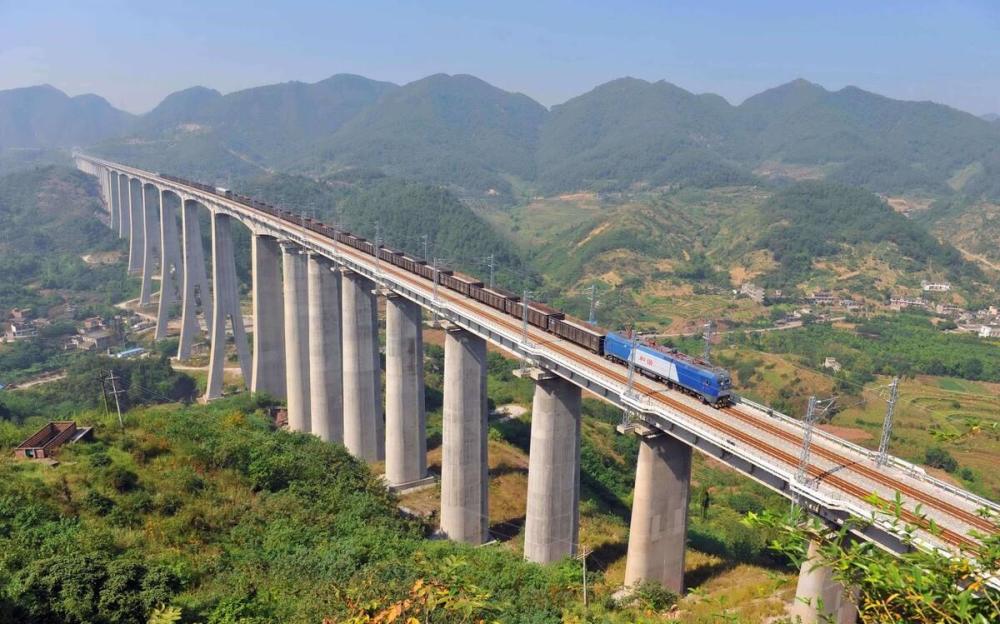 东西向铁路,线路方案最早出现于清末西方列强争夺中国铁路建设权时期