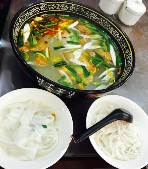 蒙自菊花过桥米线