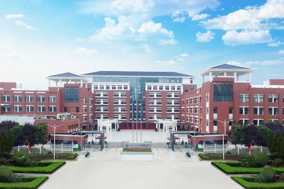 to xian jiaotong university)是陕西省首批示范高中,陕西省和西安市