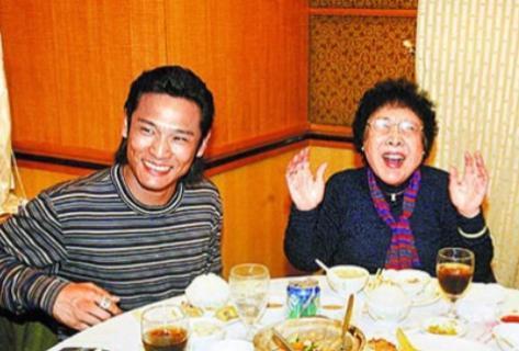 杜德伟（左）与母亲张露（右）一起吃团圆饭