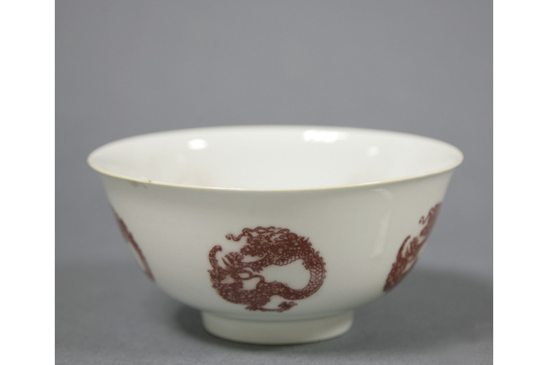  p>景德镇窑釉里红团龙纹碗是一件清代康熙时期的文物. /p>