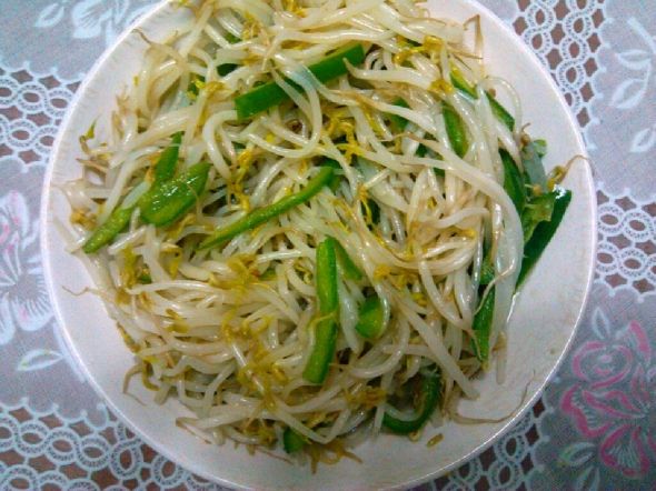  p>青椒绿豆芽是一道清香口味的家常菜,主要食材有青椒,绿豆芽,调料是