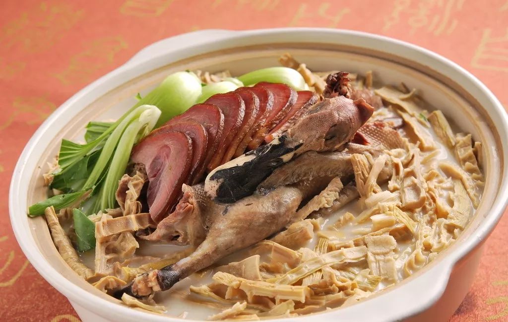 该菜品烹调时,将 a href="#" data-lemmaid="460566">金华火腿 /a>踵