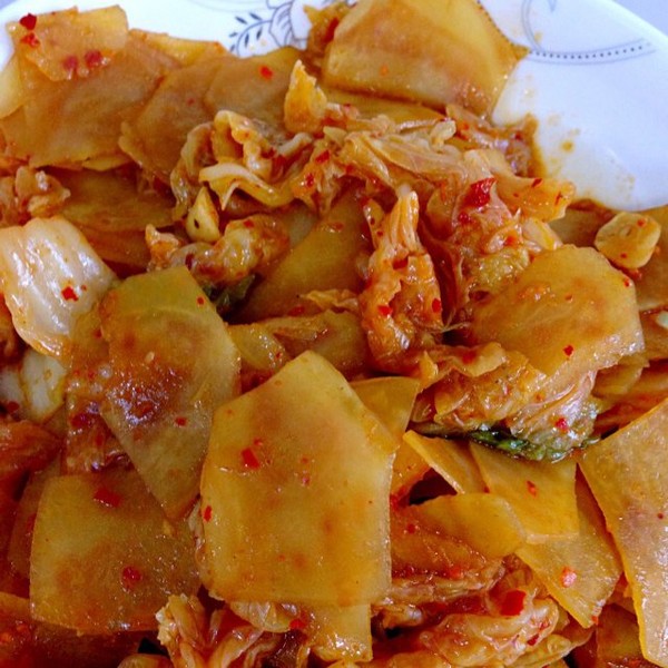 1kvf">辣白菜炒土豆片是由土豆等主要食材做成的一道菜品,属于家常菜