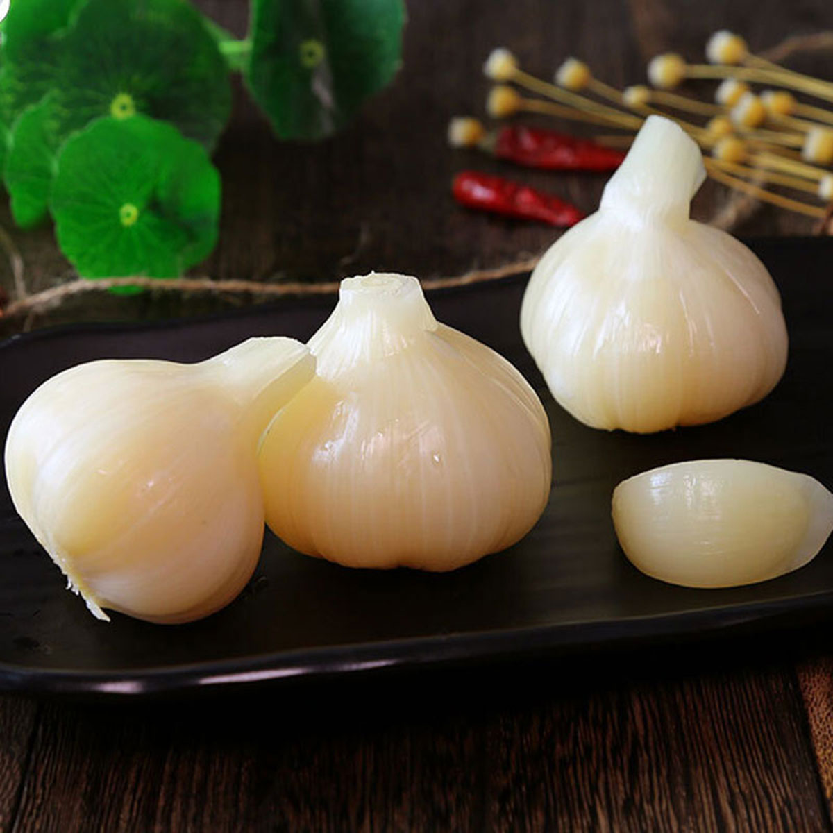 多彩,凡是新鲜蔬菜都能成泡菜,泡大蒜成为川人餐桌上的一道开胃菜肴