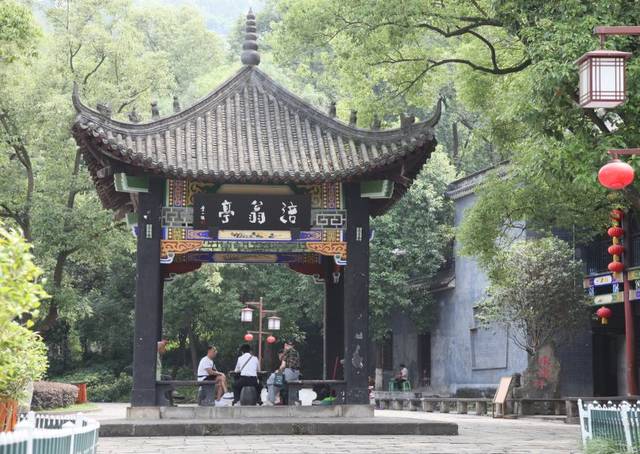 道人,山谷老人,涪翁,涪皤,摩围老人,黔安居士,八桂老人,世称黄山谷,黄