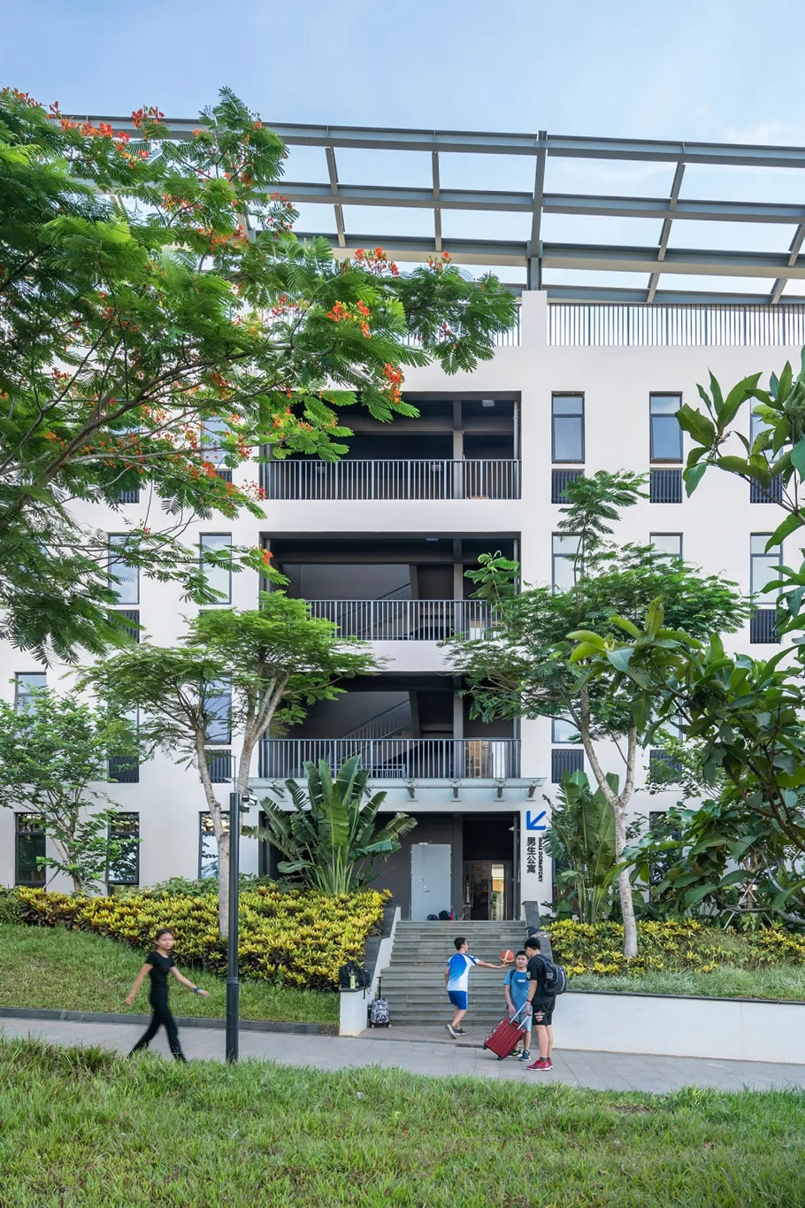 affiliated high school of peking university haikou school),位于 