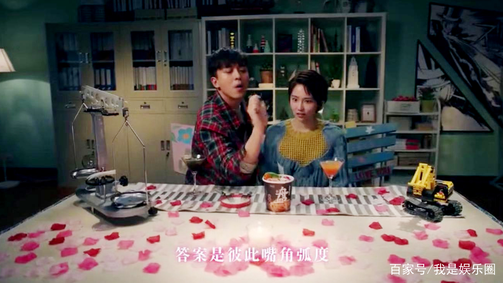 爱情公寓5》：诸葛大力与张伟互送的情人礼物，告诉观众要真心_百科TA说