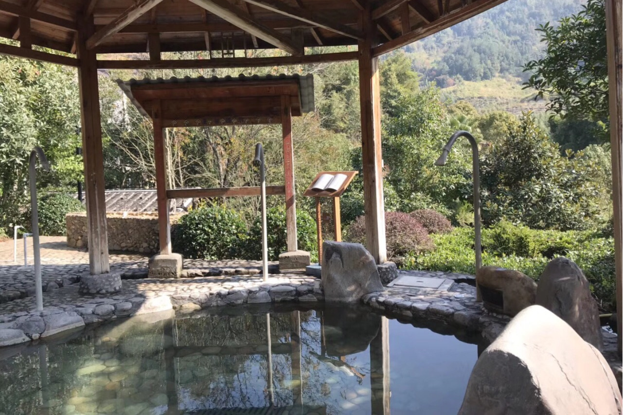  p>七叠温泉位于闽清县塔庄镇斜洋村,距福州75公里,距县城38公里,离